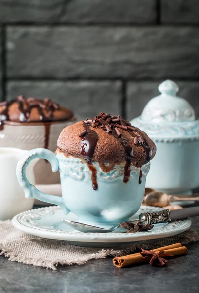 Czekoladowe souffle z czekoladą — Zdjęcie stockowe