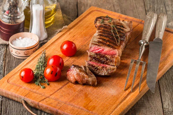 Orta az pişmiş ızgara sığır eti biftek antrikot dilimli — Stok fotoğraf