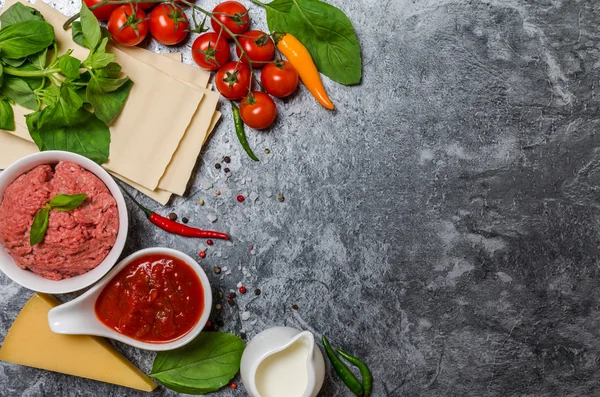 İtalyan lazanya yemek pişirmek için malzemeler — Stok fotoğraf
