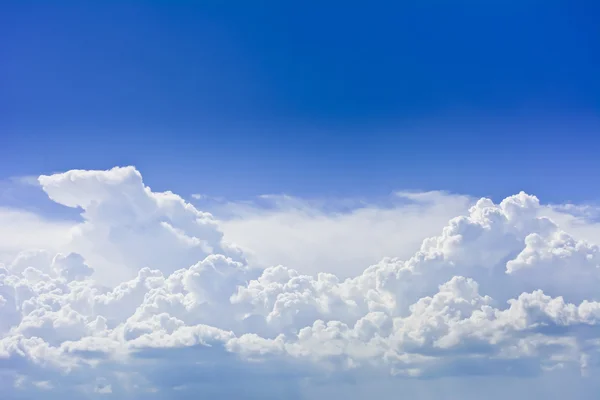 Grupa gęste chmury przed burzą przeciw błękitne niebo. Obrazy Stockowe bez tantiem