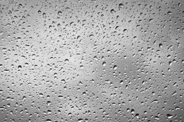 cam pencere üzerinde yağmur damlaları