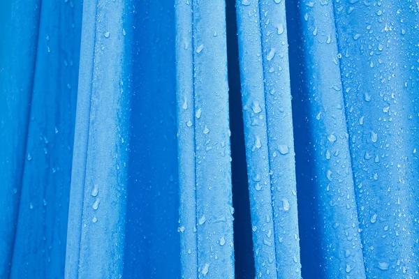 Zwiniętymi parasol ogrodowy z krople deszczu — Zdjęcie stockowe