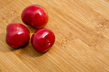 Olgun kırmızı meyve kiraz gemide