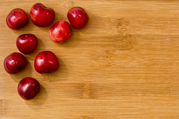 Cerezas rojas maduras a bordo — Foto de Stock