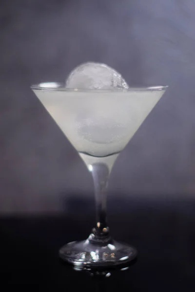 Cóctel Gimlet Del Uyeda Una Copa Martini — Foto de Stock