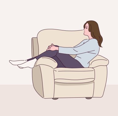 Genç bayan koltukta oturuyor.