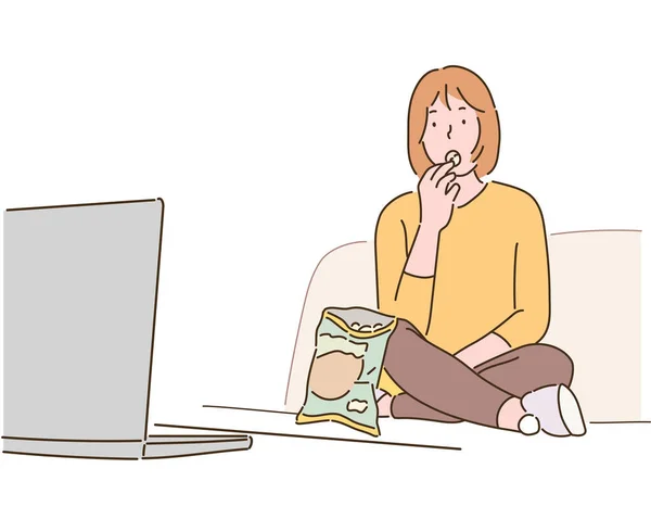 Uma Mulher Está Assistindo Filme Seu Laptop Enquanto Come Lanche —  Vetores de Stock