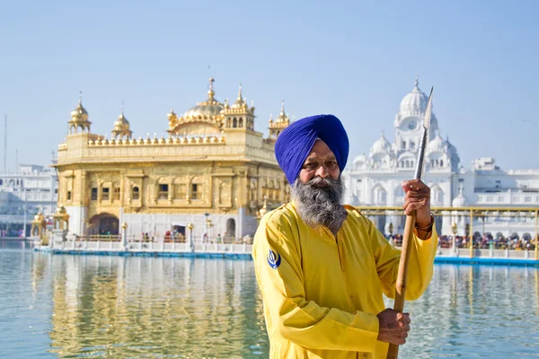 Sikh man in der Nähe des goldenen Tempels — Stockfoto