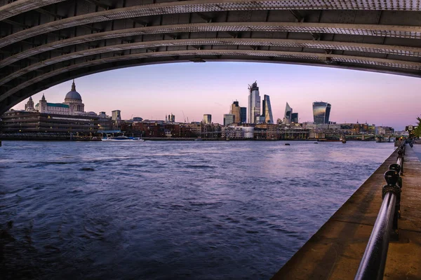Londyn Centrum Miasta Jego Budynki Podczas Różowego Zachodu Słońca Czystym — Zdjęcie stockowe