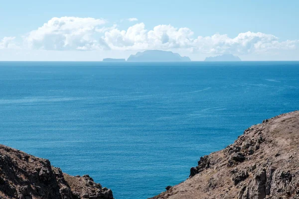 Bir yaz günü Atlantik Okyanusu 'nun yanında toprak ve kaya dolu tropik adalar.