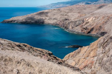 Bir yaz günü Atlantik Okyanusu 'nun yanında toprak ve kaya dolu tropik adalar.