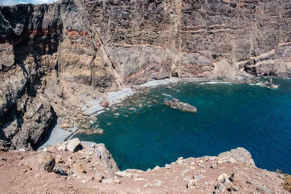 Bir yaz günü Atlantik Okyanusu 'nun yanında toprak ve kaya dolu tropik adalar.