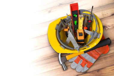 İnşaat işleri için sarı kask ve zamanında çalışmaya hazırlanan inşaat işçilerinin aletleri..