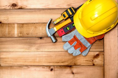 İnşaat işleri için sarı kask ve zamanında çalışmaya hazırlanan inşaat işçilerinin aletleri..