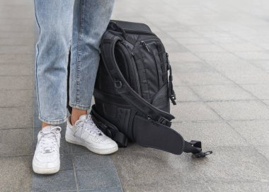 Kadınlar belirli bir zamanda birini bekliyor..