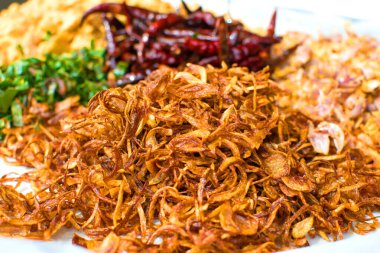 Tayland yemeğinin bileşenleri. Acı biber, sarımsak, soğan, kaffir limon yaprağı, domuz çıtırtısı, kızarmış.