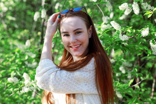 Menina sorridente, bom humor primavera verão — Fotografia de Stock