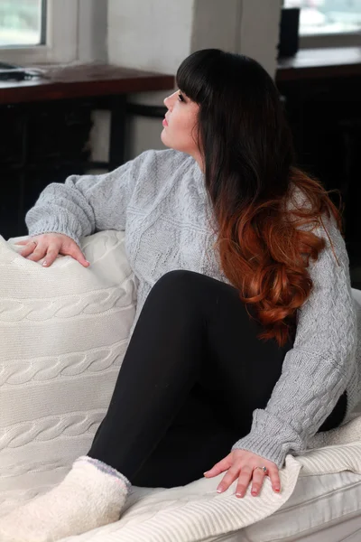 Kır evi, serin hava, soğuk evi, beklenti, tek kadın, anksiyete geleceği, inanç umut, hayaller, hayaller, evinden tahliye akşam, serin pencere, rahat kanepe, yağmurlu gece kıza üzgün kız tarafına, pencereden dışarı bak