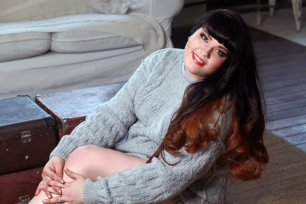 Boyutu model, güzel esmer, curvy şekil, evde, bir kır evi, yazlık, tatil evi, rekreasyon, ateşin yanında oturup içinde yeni bir eve, Kayak temel, rahat kazak taşıma