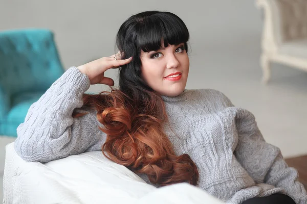 Kız güzel iç kanepe koltuk, tatil ev, apartman, otel, pencere, artı boyutu model, serin evde, reklam Isıtma, iç mimari, Sex and City'de Ombre saç boyama, şık esmer, rüya gibi kadına oturur