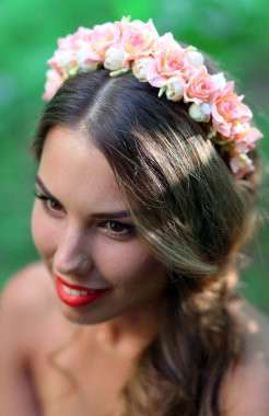 çekici gülümseme, RIM gül, çiçek, saçları, kahverengi gözleri, kırmızı dudaklar, doğal güzellik, Avrupa, çiçek çelenk,