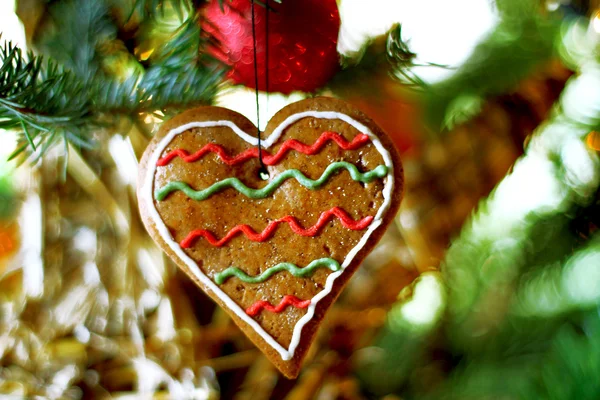 Weihnachtskekse am Baum — Stockfoto