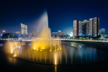 Çeşme ve modern binalarda Pasay, Metro Manila gece,, 