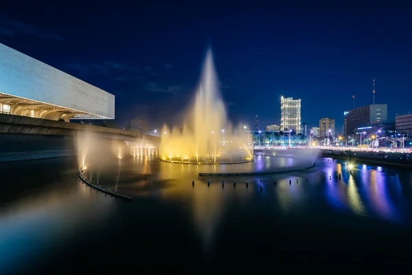 Fountain outside the Cultural Center of the Philippines at night — Stock Photo, Image