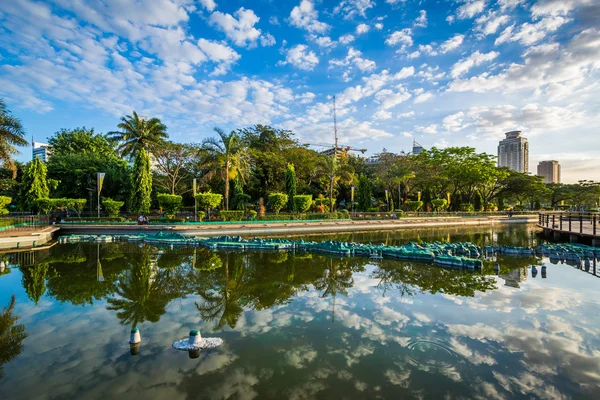 Rybník v parku Rizal, v Ermita, Manila, Filipíny. — Stock fotografie