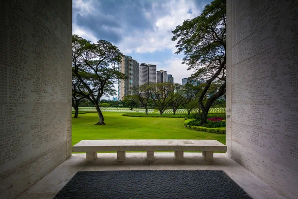 Pared conmemorativa y vista de edificios modernos distantes en la Manila — Foto de Stock