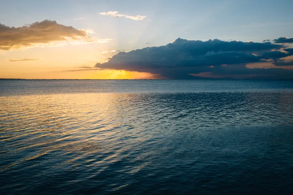 Pôr do sol sobre Manila Bay, visto de Pasay, Metro Manila, The Phili — Fotografia de Stock