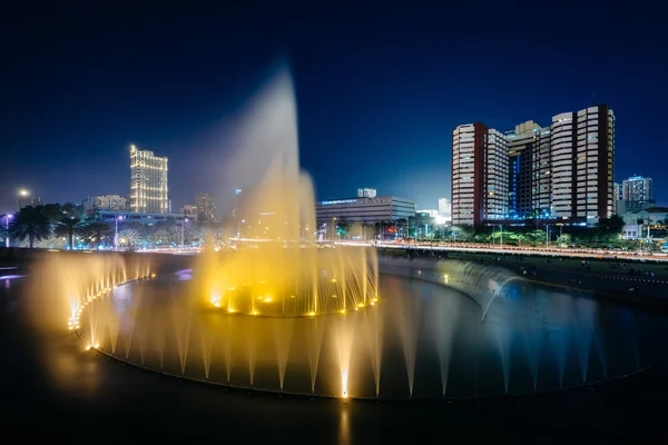 喷泉和现代建筑在晚上，在大马尼拉帕萨伊, — 图库照片