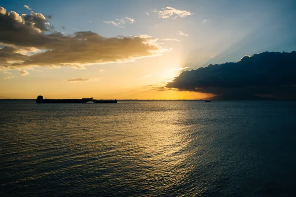 Sonnenuntergang über der Bucht von Manila, von Pasay aus gesehen — Stockfoto