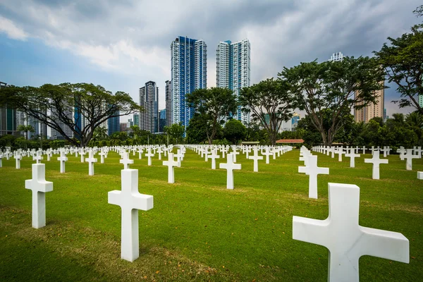 Graven en moderne gebouwen in de verte op de Manilla Americ — Stockfoto