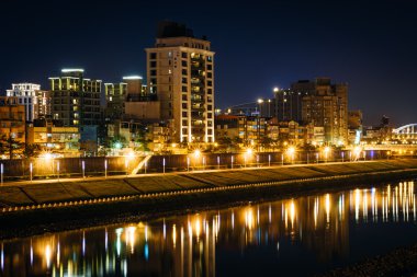 Binalar gece, Keelung Nehri Taipei, Tayvan.
