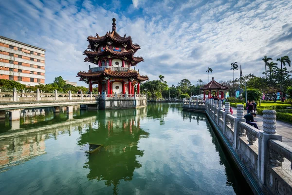 五重塔と池の 2/28 の平和公園、台北、台湾で. — ストック写真