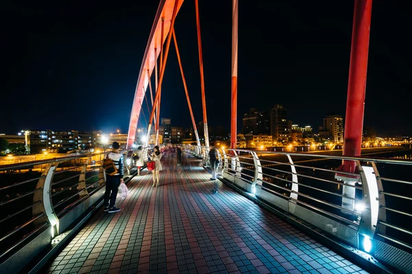 El Puente del Arco Iris por la noche, en Taipei, Taiwán . — Foto de Stock