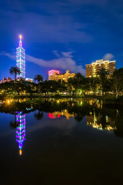 Taipei 101 i jezioro w parku Zhongshan w nocy, w Xinyi, Taip — Zdjęcie stockowe