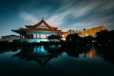 Ulusal konser salonu ve bir su birikintisi gece Tayvan demokratik