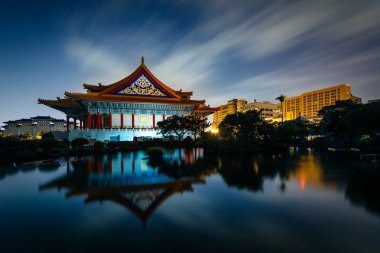 Ulusal konser salonu ve bir su birikintisi gece Tayvan demokratik