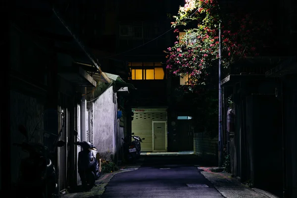 Un callejón oscuro por la noche, en Taipei, Taiwán . — Foto de Stock