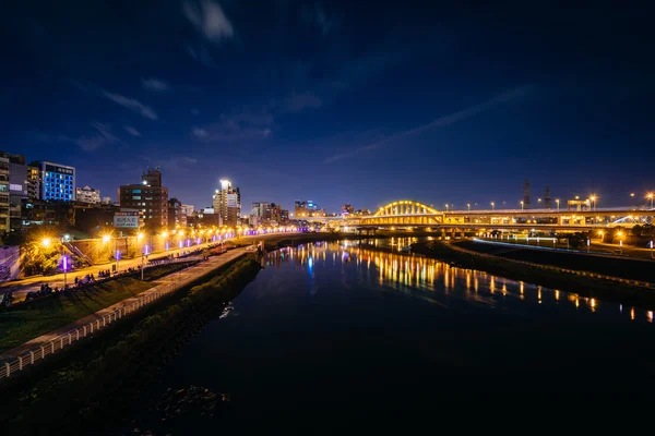 A Ponte Maishuaiyi sobre o rio Keelung à noite, em Taipei — Fotografia de Stock