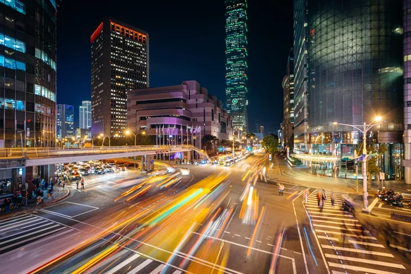 Движение по Xinyi Road и вид на Тайбэй 101 ночью, в Тайбэе — стоковое фото