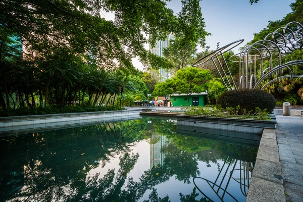 Pequena lagoa no Kowloon Park, em Kowloon, Hong Kong . — Fotografia de Stock