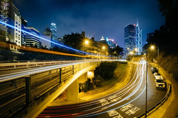 Traffico su Upper Albert Road e Albany Road di notte, a Hong K — Foto Stock