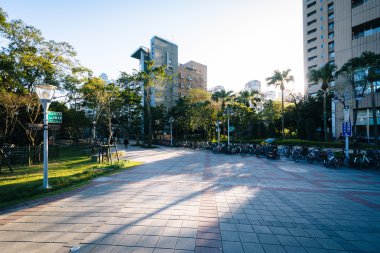 Binalar ve yürüyüş Zhongqiang Park, Taipei, Tayvan.