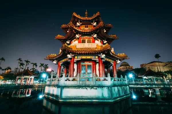 Edificio tradicional chino y estanque por la noche, en 2 / 28 Peace Pa — Foto de Stock