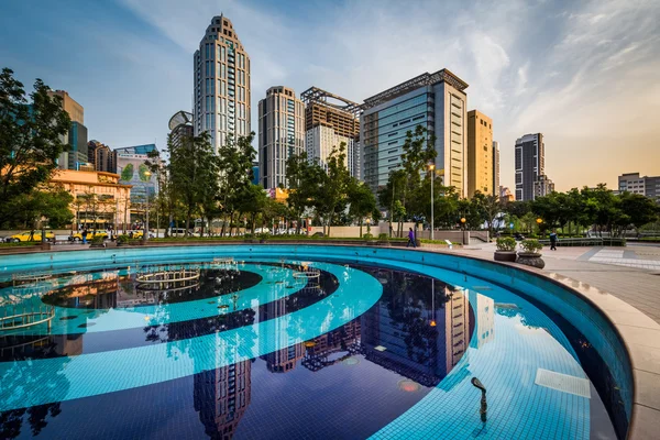 Havuz ve modern gökdelenler New Taipei City, Taiw Banqiao — Stok fotoğraf