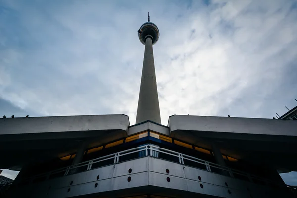 De televisietoren (Fernsehturm), van Berlijn in Mitte, Berlin, Duitsland. — Stockfoto