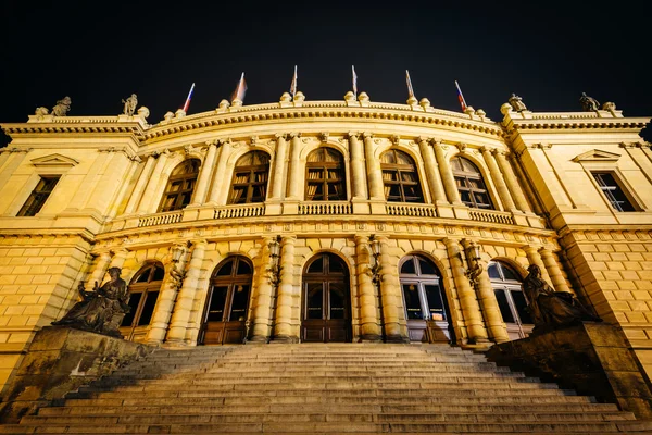 Czeskiej Filharmonii budynku w nocy, w Pradze Czeskiej Republi — Zdjęcie stockowe